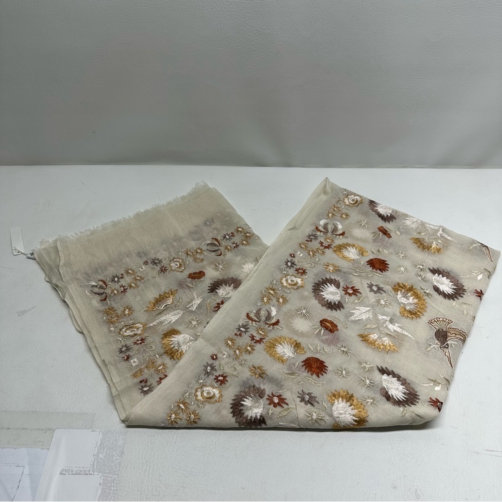 SELECTION PRIVE Embroidered Beige Scarf NWT 100% wool/lane